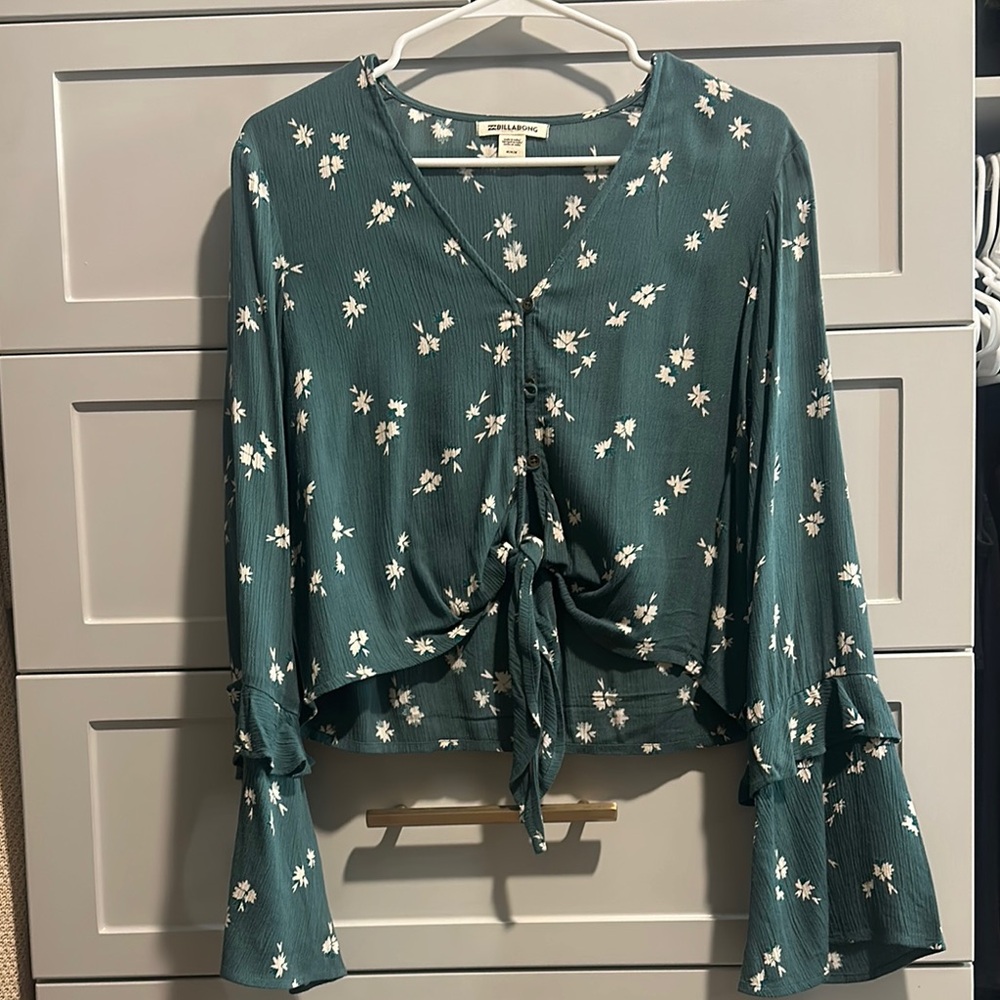 Green Floral Tie-Front Blouse w/bell sleeves. Billabong.good condition.worn once